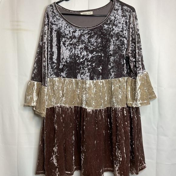 indigo soul Tops - Indigo Soul large velvet tiered ruffle top brown gray and tan